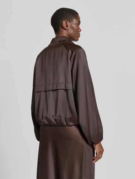 Frauenmodel trägt Regular Fit Blouson aus Viskose-Mix von s.Oliver BLACK LABEL, dunkelbraun, glatte Textur, Ganzkörperansicht Rückansicht, Damen Bomberjacke / Blouson.