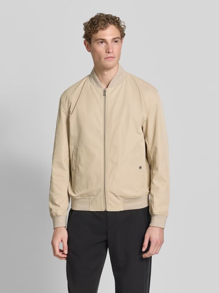Männermodel trägt Regular Fit College-Jacke mit Label-Applikation Modell 'COMBER-262' von BOSS, Optik: Unifarben, Twill, Ganzkörperansicht von vorne.