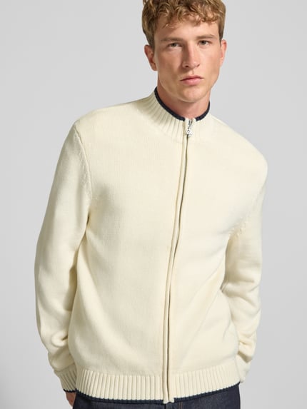 Männermodel trägt Strickjacke mit Reißverschluss Modell 'FREDERIKSBERG' von JACK & JONES, Baumwoll-Mix, Kontraststreifen, Nahaufnahme Oberkörper.