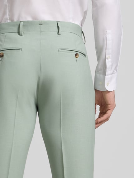 Männermodel trägt Slim Fit Anzughose mit Woll-Anteil Modell 'SLIM-NEIL' von SELECTED HOMME in Optik: Unifarben, Passform: Slim Fit, Gürtelschlaufen, Bügelfalten, Verschluss: Schiebehaken, Knopf und verdeckter Reißverschluss, seitliche Eingrifftaschen, Gesäßtaschen, Ganzkörperansicht Rückansicht.