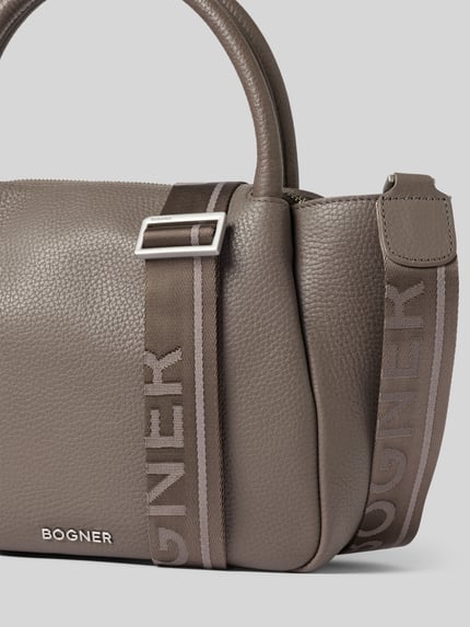 Produktfoto, Handtasche mit Tragehenkel und Schulterriemen von BOGNER in taupe, sichtbare Label-Applikation und strukturierte Oberfläche