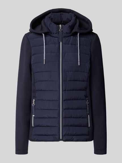 Produktfoto, Steppjacke mit Kapuze und Reißverschlusstaschen von Christian Berg Woman Selection in Dunkelblau, glatte Struktur, Regular Fit, sichtbare Nähte und silberfarbener Reißverschluss, Damen Steppjacke mit Reißverschlusstaschen und Kapuze, Rückenlänge 59 cm, Schulterbreite 41 cm, Brustweite 50 cm, Ärmellänge 65 cm
