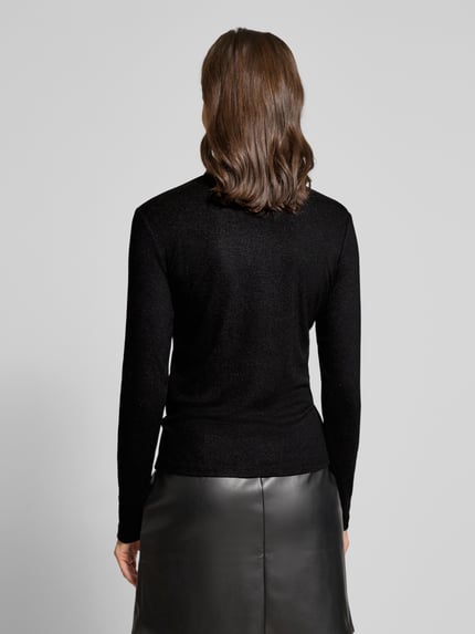 Frauenmodel trägt Longsleeve mit Stehkragen Modell 'Sanba' von OPUS, schwarz, Viskose-Mix, Slim Fit, Ganzkörperansicht Rückansicht.