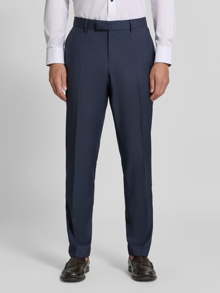 Männermodel trägt dunkelblaue Slim Fit Anzughose aus reiner Schurwolle Modell 'H-Genius-263' von BOSS, Herren Anzughose, Ganzkörperansicht von vorne.