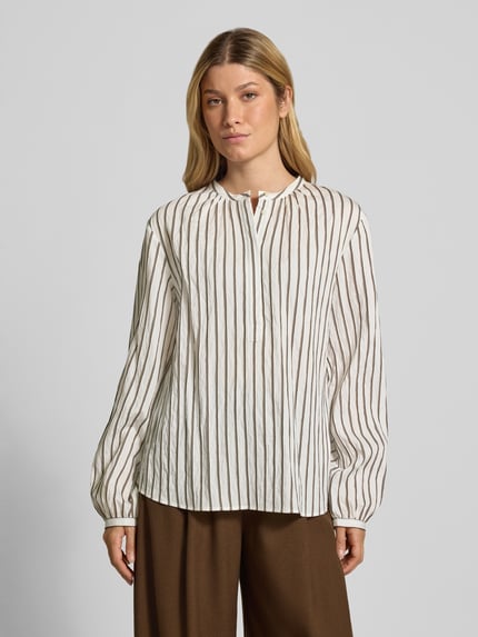 Vrouwenmodel draagt Regular fit blouse met lange mouwen van modalmix in wit met bruine strepen, Dames blouse met lange mouwen van Marc O'Polo, volledige vooraanzicht