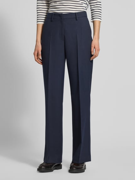 Frauenmodel trägt Hose mit Bügelfalten und Paspeltaschen am Gesäß von More & More, Material-Mix mit Viskose-Anteil, Regular-Fit, marineblau, Ganzkörperansicht von vorne.