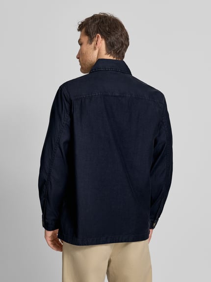 Męski model nosi Regular Fit Hemdjacke aus Leinen-Mix von Gant, ciemnogranatowy, nakładane kieszenie, długość tyłu w rozmiarze M: 76 cm, mieszanka lnu i bawełny, wykładany kołnierz, listwa guzikowa, widok z tyłu – cała sylwetka.