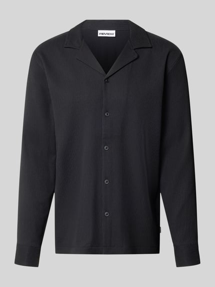 Produktfoto, Regular Fit Langarmhemd in Plissee-Optik von REVIEW für Herren, schwarzer Material-Mix mit Stretch-Anteil, Reverskragen, Knopfleiste, Rückenlänge 70 cm, Schulterbreite 98 cm, Ärmellänge 66 cm, strukturierte Oberfläche, dezente Knöpfe, schlichte Form