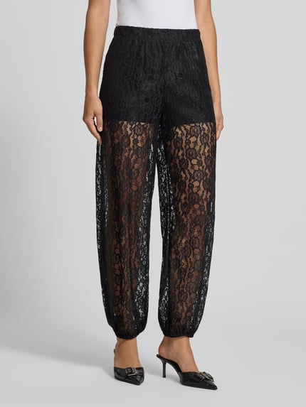 Frauenmodel trägt czarne szerokie spodnie w imitacji koronki model 'BEA' od ONLY, Damen Weite Hose von ONLY, Ganzkörperansicht von vorne