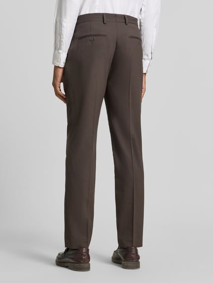 Männermodel trägt Slim Fit Anzughose mit Woll-Anteil Modell 'SLIM-NEIL' von Selected in Dunkelbraun, Herren Sakko, Ganzkörperansicht Rückansicht.