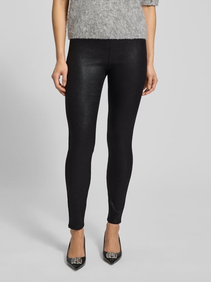Frauenmodel trägt Skinny Fit Hose aus Viskose-Mix von s.Oliver BLACK LABEL, schimmernde Optik, Stretch-Webstruktur, Ganzkörperansicht von vorne.