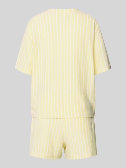 Frauenmodel trägt Relaxed Fit Pyjama aus Baumwoll-Modal-Mix von Polo Ralph Lauren in gelb-weiß gestreifter Optik, mehrfarbig, elastischer Label-Bund, Piqué-Textur, Ganzkörperansicht Rückansicht.