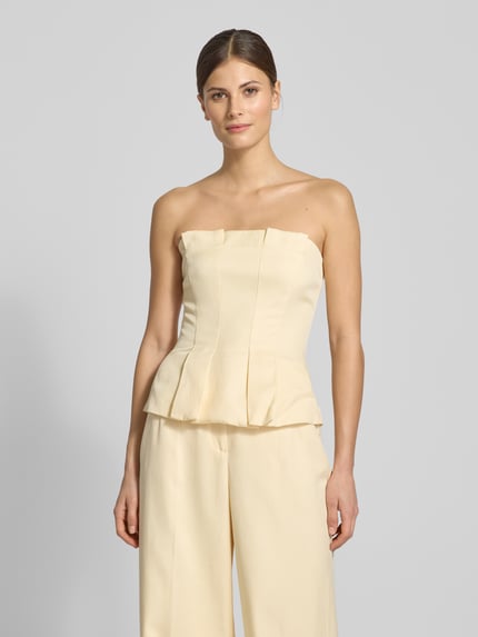 Vrouwenmodel draagt Slim Fit Top mit gelegten Falten van Jake*s Cocktail, schoudervrij ontwerp, crèmekleurig, vooraanzicht, bovenlichaam close-up.