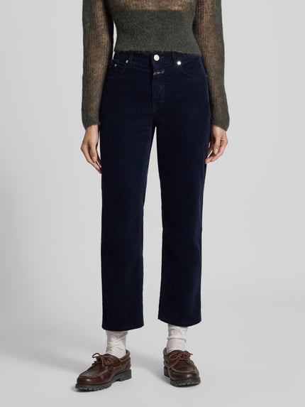 Frauenmodel trägt Straight Fit Jeans in Cord-Optik Modell 'Milo' von Closed in Dunkelblau, 5-Pocket-Design, Nahaufnahme Vorderansicht. Damen Jeans aus elastischem Baumwoll-Mix, verkürzte Passform, Knopf- und Reißverschluss, Bundweite bei Größe 27/32: 40 cm, Innenbeinlänge: 66 cm.