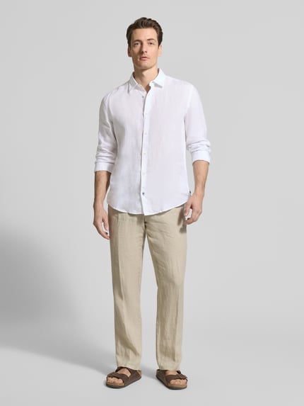 Männermodel trägt weißes Casual Fit Freizeithemd aus Leinen von OLYMP Level Five mit Kentkragen und Knopfleiste, Ganzkörperansicht von vorne. Rückenlänge 77 cm, Schulterbreite 49 cm, Ärmellänge 67 cm, reines Leinen.