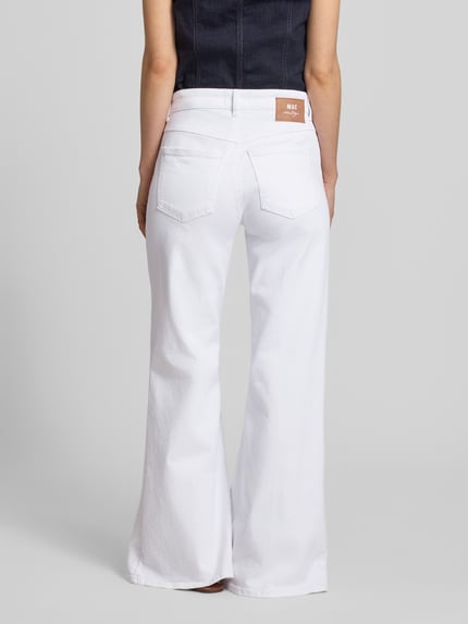 Frauenmodel trägt weiße Flared Fit Jeans im 5-Pocket-Design von MAC aus elastischem Baumwoll-Mix, Bundweite 40 cm, Innenbeinlänge 81 cm, Ganzkörperansicht Rückansicht.