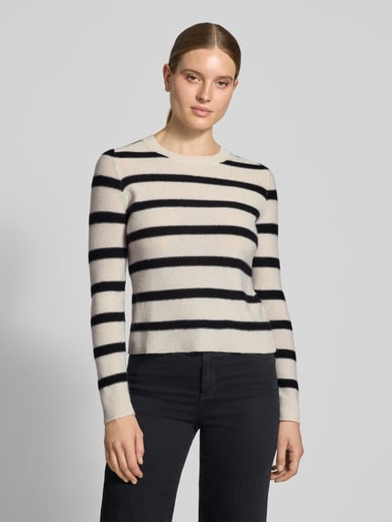 Frauenmodel trägt Strickpullover aus Kaschmir-Mix von Christian Berg Woman, beige mit schwarzen Streifen, tailliert, Ganzkörperansicht von vorne.