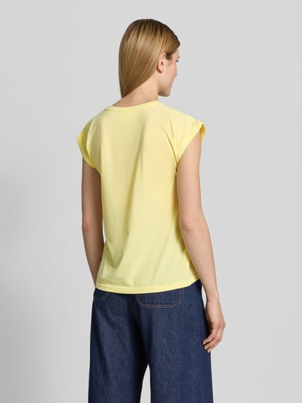 Frauenmodel trägt T-Shirt mit Statement-Print von G.I.G.A. DX, Gelb, Material-Mix mit Baumwoll-Anteil, Regular-Fit, Rückenlänge 61 cm, Ganzkörperansicht Rückansicht.