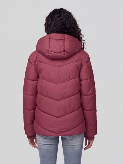 Frauenmodel trägt Steppjacke mit Kapuze von TOM TAILOR in einfarbigem Dunkelrot mit Struktur, sichtbare Teilungsnähte, Ganzkörperansicht Rückansicht.