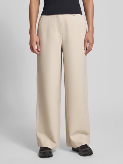 Frauenmodel trägt Weite HOSE mit elastischem Bund Modell 'KAMIL' von Pieces, Optik: Unifarben, Passform: Wide Leg, Ganzkörperansicht von vorne