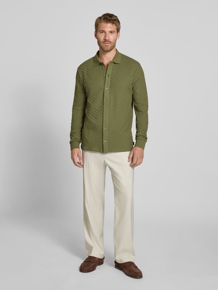 Männermodel trägt Regular Fit Freizeithemd mit Kentkragen von Paul Smith in Olivgrün, reine Baumwolle, Ganzkörperansicht von vorne.