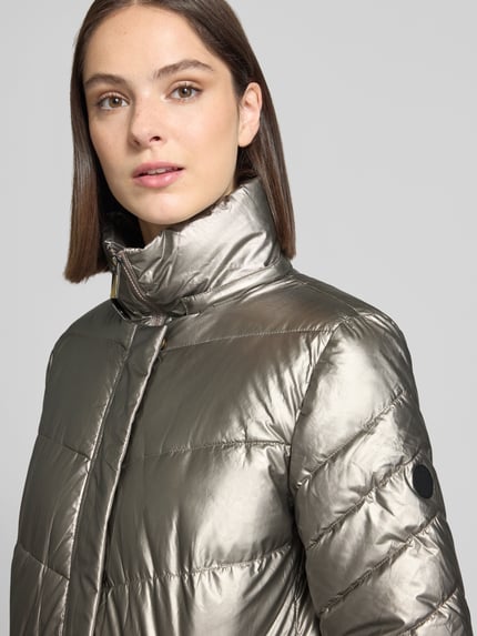 Frauenmodel trägt Steppmantel mit Kapuze Modell 'Jacket-Fa44ncy' von ZABAIONE, glänzender Metallic-Taft, Detailaufnahme Oberkörper.