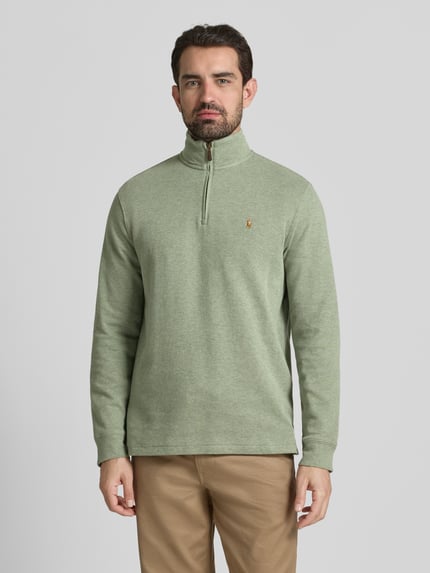 Männermodel trägt Sweatshirt mit Stehkragen von Polo Ralph Lauren in Grün, reiner Baumwolle, Regular Fit, Label-Stitching, Ganzkörperansicht von vorne.