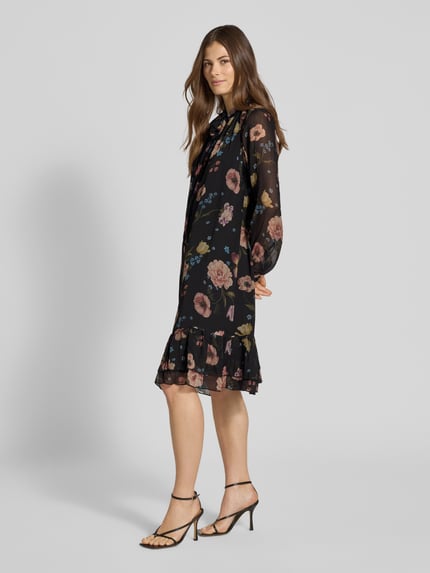 Modelka prezentuje 'Knielanges Kleid mit Schluppe' od Oui, linia A, długość do kolan, wzór na całej powierzchni, efekt stopniowania, długość tyłu 99 cm, szerokość w rozmiarze 36: 52 cm, długość rękawów 54 cm, widok całej sylwetki z przodu