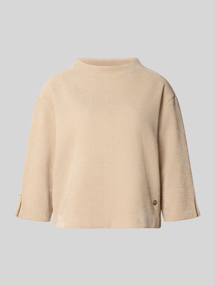 Produktfoto, Relaxed Fit Strickpullover mit Stehkragen von ZABAIONE in Beige, Strick-Optik, 3/4-Arm, Ärmelschlitze, Logo-Emblem