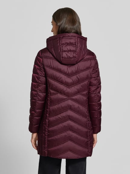 Männermodel trägt Steppmantel mit Zweiwege-Reißverschluss von Christian Berg Woman Selection, krój slim fit, kolor bordowy, kaptur z troczkiem, kieszenie na zamek, długość tyłu w rozmiarze 36: 83 cm, szerokość ramion w rozmiarze 36: 40 cm, szerokość klatki piersiowej w rozmiarze 36: 48 cm, długość rękawa w rozmiarze 36: 65 cm, widok całej sylwetki z tyłu