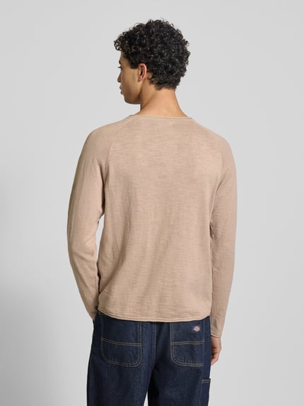 Männermodel trägt Regular Fit Longsleeve mit Logo-Patch Modell 'Breeze' von JACK & JONES, Strick-Optik, reine Baumwolle, Rückenlänge 65 cm, Rückansicht.