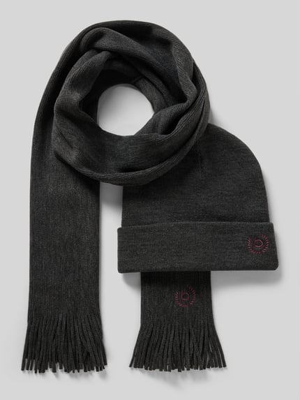 Produktfoto, Set aus Schal und Mütze mit Geschenkbox von bugatti, Herrenaccessoires in Dunkelgrau, klassische Form, Fransen, Label-Stitching