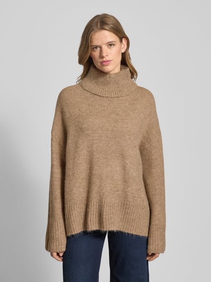 Vrouwenmodel draagt Oversized Strickpullover mit Rollkragen van Gina Tricot, bruin, geribde randen, katoenmix, voorkant volledig lichaam.