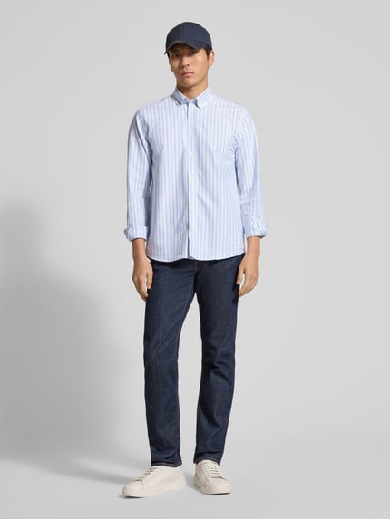Mannenmodel draagt Regular Fit Freizeithemd met Button-Down-Kraag Modell 'Konrad' van Les Deux, katoenmix met stretch, knoopsluiting, sportmanchet, afgeronde zoom, middenblauwe strepen, voorkant, volledige lichaamsopname.