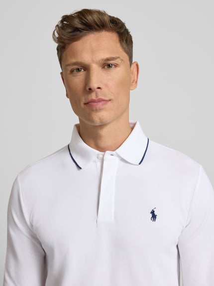Männermodel draagt Poloshirt mit Label-Stitching van Polo Ralph Lauren, mix van katoen en elastaan, regular fit, polokraag, knoopsluiting, wit, labelstitching detail, Heren Poloshirt context, Nahaufnahme Oberkörper.