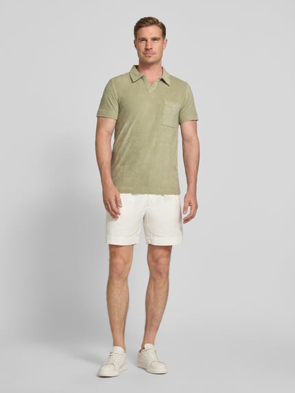 Mannenmodel draagt Relaxed Fit Poloshirt met V-hals van Lindbergh, katoenmix, badstof, borstzak, ruglengte maat M 76 cm, ganzichtsvooraanzicht.