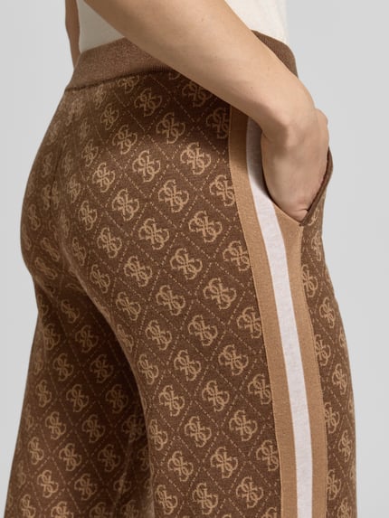 Frauenmodel trägt Wide Leg Strickhose mit Logo-Muster Modell 'ANEIRA' von GUESS, braun-beige Muster, elastischer Bund, Nahaufnahme Hüfte, Damen Strickhose, Woll-Mix, GUESS Activewear
