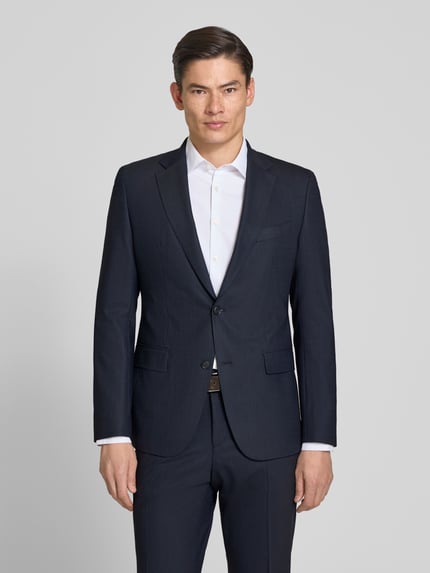 Męski model nosi Slim Fit Anzug mit Schurwoll-Anteil Modell 'HUGE' od BOSS, ciemnogranatowy, drobny wzór, długie rękawy, krój slim fit, przód, zdjęcie całopostaciowe z przodu.