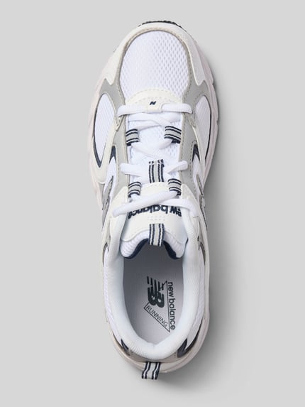 Produktfoto, witte sneakers met donkerblauwe accenten, afgeronde pasvorm, logodetail, licht geprofileerde zool, Hakhoogte maat 40: 3 cm, Schachthoogte maat 40: 7 cm, Schachtbreedte maat 40: 8 cm, Sneaker met logo-detail Model '408' van New Balance