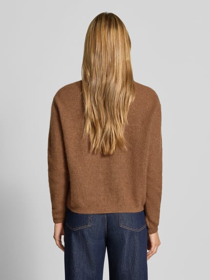 Männermodel trägt Relaxed Fit Cardigan aus mieszanka wełny i alpaki Model 'VITOW' von American Vintage, brązowy, imitacja dzianiny, listwa guzikowa, okrągły dekolt, Ganzkörperansicht Rückansicht.