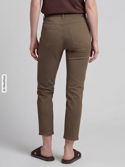 Frauenmodel trägt Straight Fit Jeans aus Baumwoll-Mix Modell 'Dream' von MAC in Olivgrün, glatte Textur, Ganzkörperansicht Rückansicht, Damen Straight Fit Jeans von MAC.