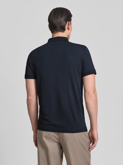 Männermodel trägt Regular Fit poloshirt mit knoopsluiting model 'Carlosjuan' van JOOP! collectie katoenmix met stretch, polokraag, ruglengte maat M 69 cm, ganzkörperansicht rückansicht.