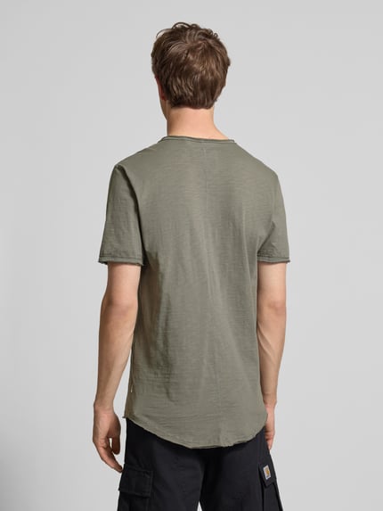 Männermodel trägt Regular Fit T-Shirt aus reiner Baumwolle Modell 'BENNE LONGY' von Only & Sons, unifarben, Rollsäume, Ganzkörperansicht Rückansicht.