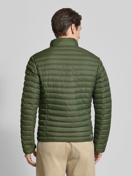 Männermodel trägt grüne Steppjacke mit Zweiwege-Reißverschluss von Colmar Originals, Regular Fit, Ganzkörperansicht Rückansicht. Rückenlänge 65 cm, Schulterbreite 47 cm, Brustweite 43 cm, Ärmellänge 67 cm, Stehkragen, Eingrifftaschen.