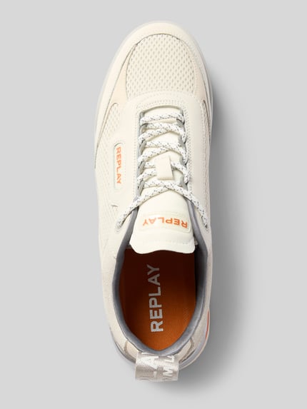 Produktfoto, Sneaker mit Label-Details Modell 'FIELD SC LIGHT' von Replay, jasny beż, zaokrąglony kształt, profilowana podeszwa, sznurowany, wysokość obcasa w rozmiarze 44: 3 cm, wysokość cholewki w rozmiarze 44: 9 cm, szerokość w rozmiarze 44: 10 cm, detale z logo, tekstura siateczki i skóry