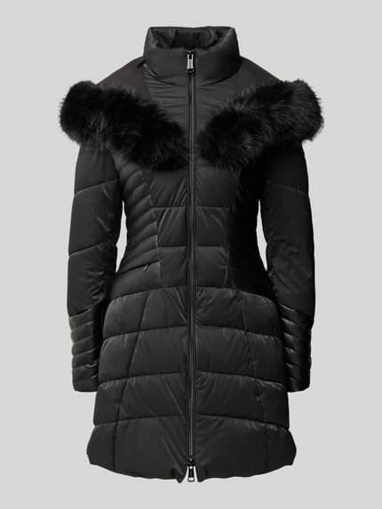 Produktfoto, czarna kurtka pikowana z połyskiem, sztuczne futro, model 'NEW OXANA' od GUESS, krój slim fit, stójka, zamek błyskawiczny dwustronny, długość tyłu w rozmiarze S: 84 cm, szerokość ramion w rozmiarze S: 44 cm, szerokość w rozmiarze S: 49 cm, długość rękawów w rozmiarze S: 62 cm