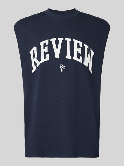 Produktfoto, dunkelblaues Tanktop mit Logo-Print von REVIEW aus Reine Baumwolle, Gerader-Schnitt, Rundhalsausschnitt, Rückenlänge 68 cm bei Größe M