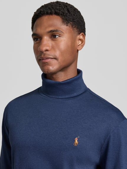 Mężczyznamodel nosi Regular Fit Rollkragenpullover aus reiner Baumwolle von Polo Ralph Lauren, ciemnoniebieski, gładka tekstura, zbliżenie na górę ciała
