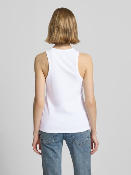 Modelka kobieca ma na sobie Slim Fit Tanktop aus reiner Baumwolle Modell 'DIMARTINI_B' od Hugo Blue, biały, gładki, z okrągłym dekoltem i szerokimi ramiączkami, krój slim fit, nadruk z logo, materiał czysta bawełna, widok sylwetki od tyłu, zdjęcie całościowe.