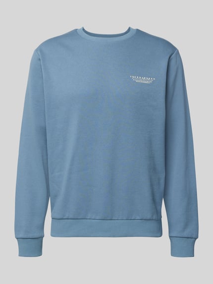 Produktfoto, Sweatshirt mit Label-Print von Jack & Jones in Blau, Baumwoll-Mix, lockerer Schnitt, gerippte Abschlüsse, Rundhalsausschnitt